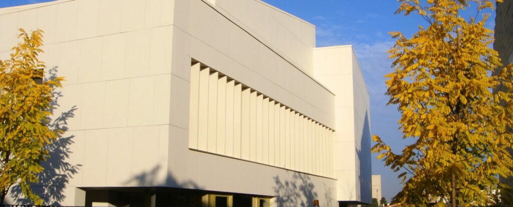 Façade du collège Henri Dunant habillée de dalles minérales Rebeton.