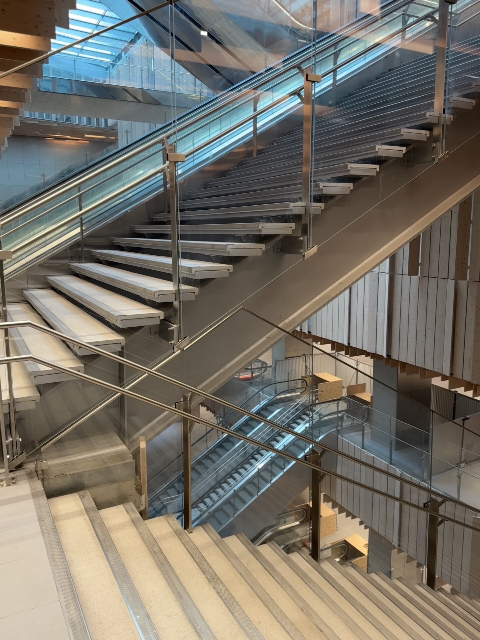 Marches d’escalier en dalles minérales Rebeton pour un bâtiment recevant du public.