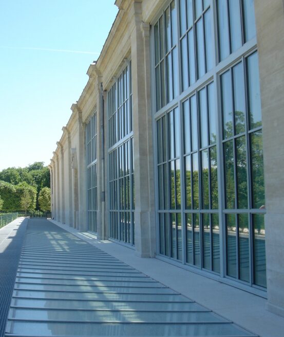 Architecture pérenne illustrant la durabilité des matériaux minéraux, projet de l’Orangerie.