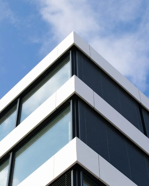 Façade contemporaine illustrant les performances du bardage minéral Acrytherm.