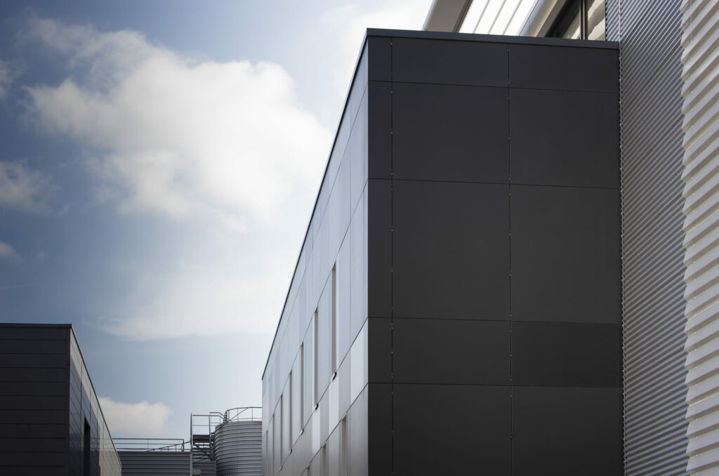 Bardage minéral sur mesure mis en œuvre sur le projet CNRS à Villeneuve-d’Ascq.
