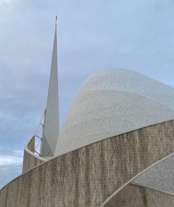 Façade minérale illustrant le rapport poids / résistance du produit Acrytherm sur le projet St Joseph.