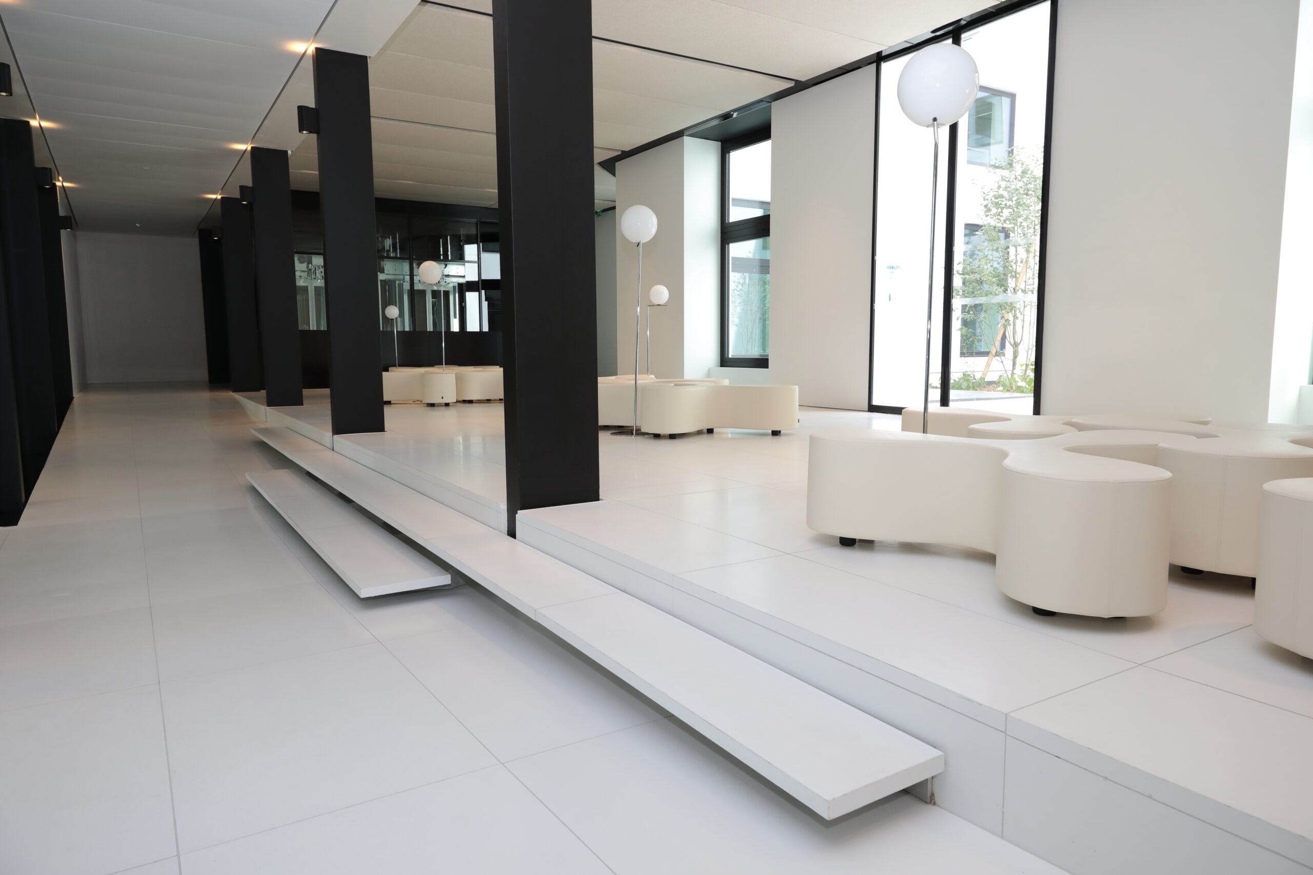 Sol architectural intérieur en dalles minérales sur mesure rebeton.