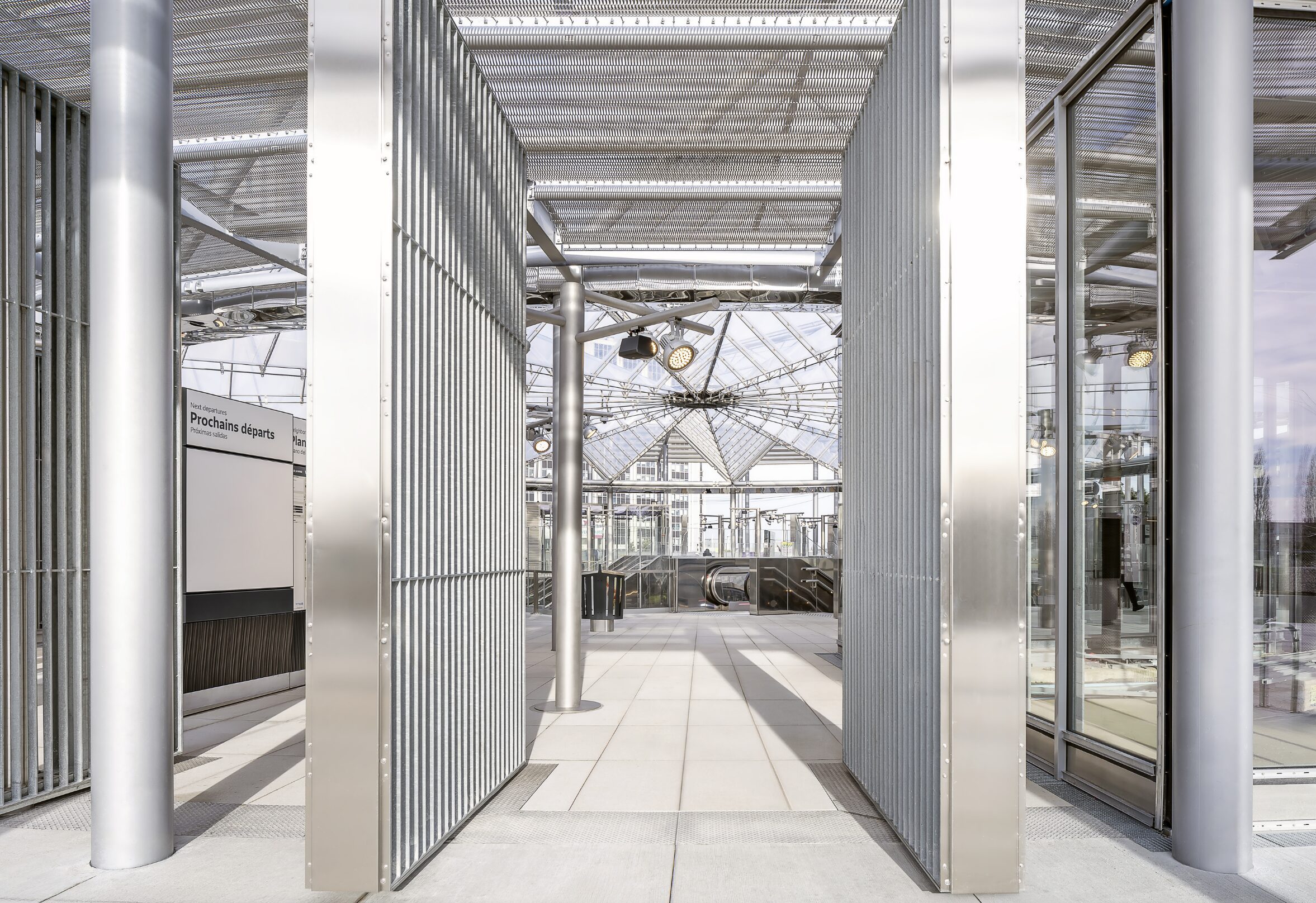 Dalles minérales Rebeton au sol dans un espace public de la gare de Villejuif.