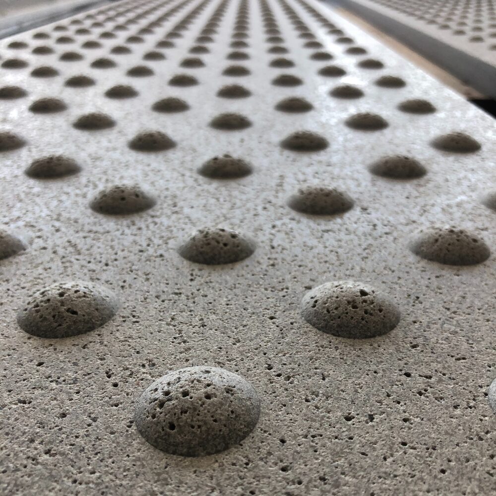 Dispositif podotactile au sol pour l’accessibilité des personnes malvoyantes.
