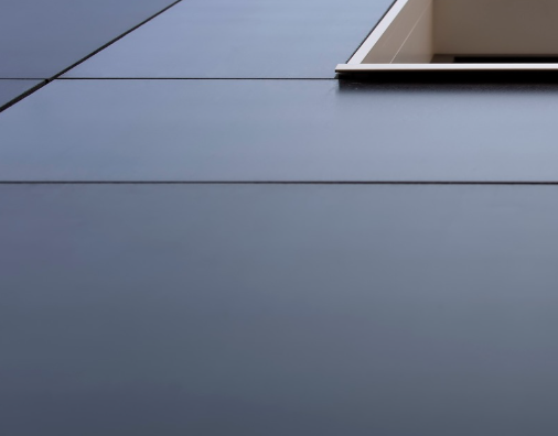 Revêtement de façade sur mesure en dalles minérales.