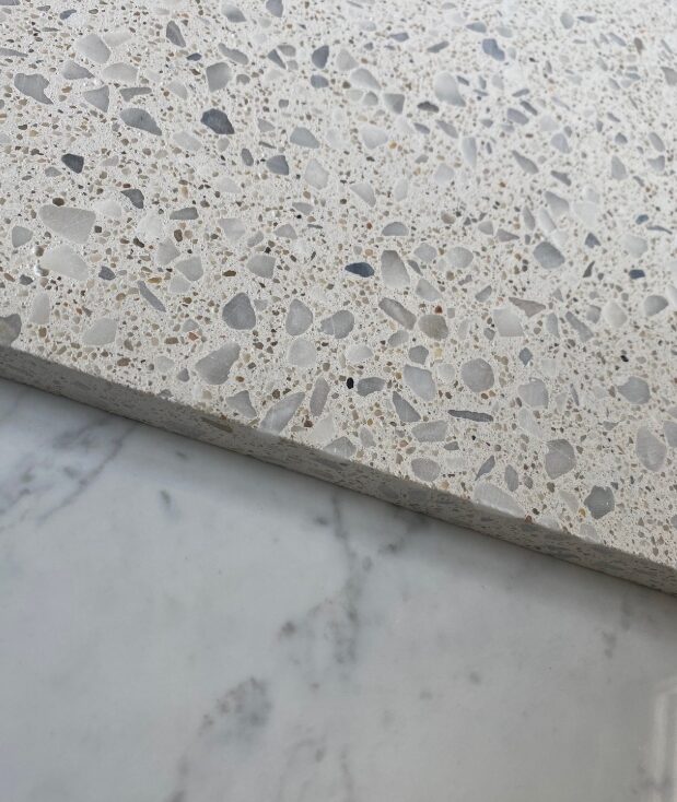 Revêtement minéral effet terrazzo.