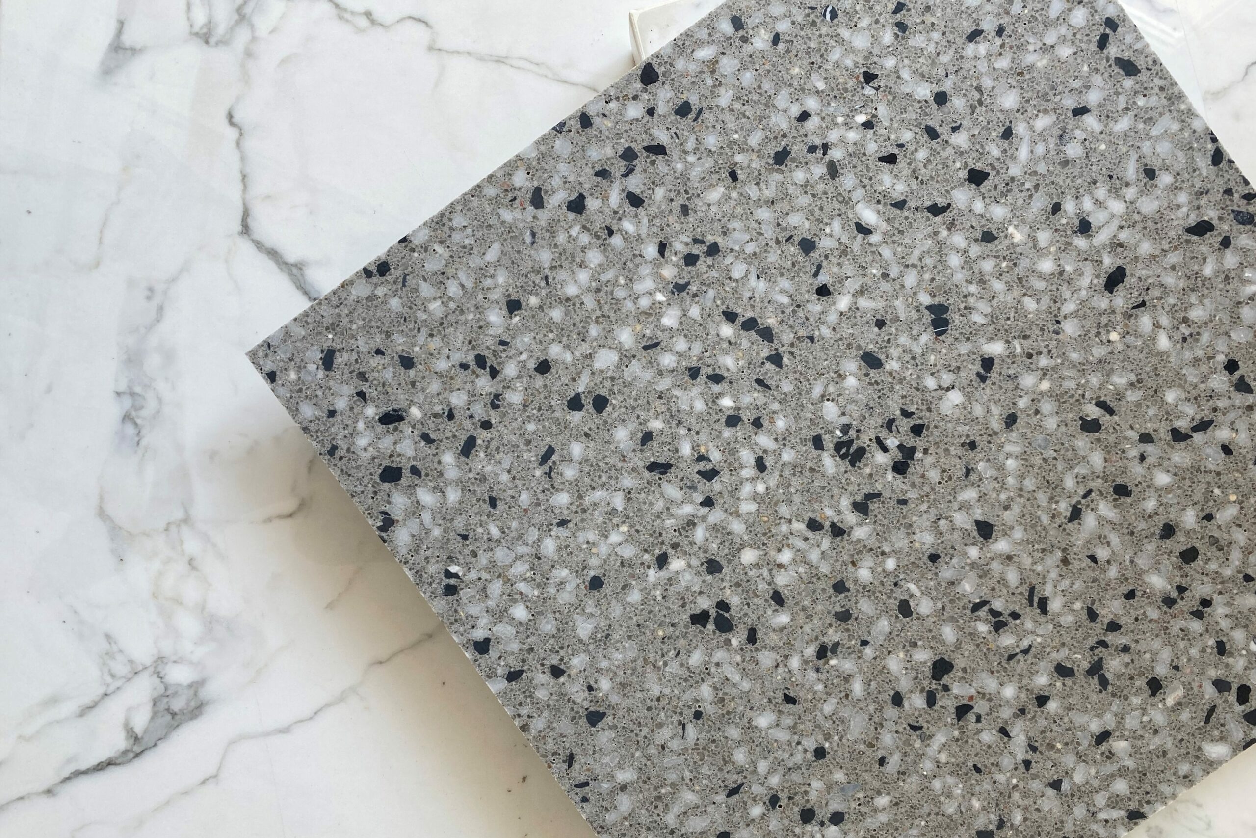 Détail de dalle minérale Rebeton aspect terrazzo.