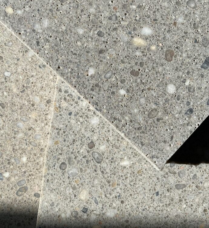 Dalle minérale à texture terrazzo.