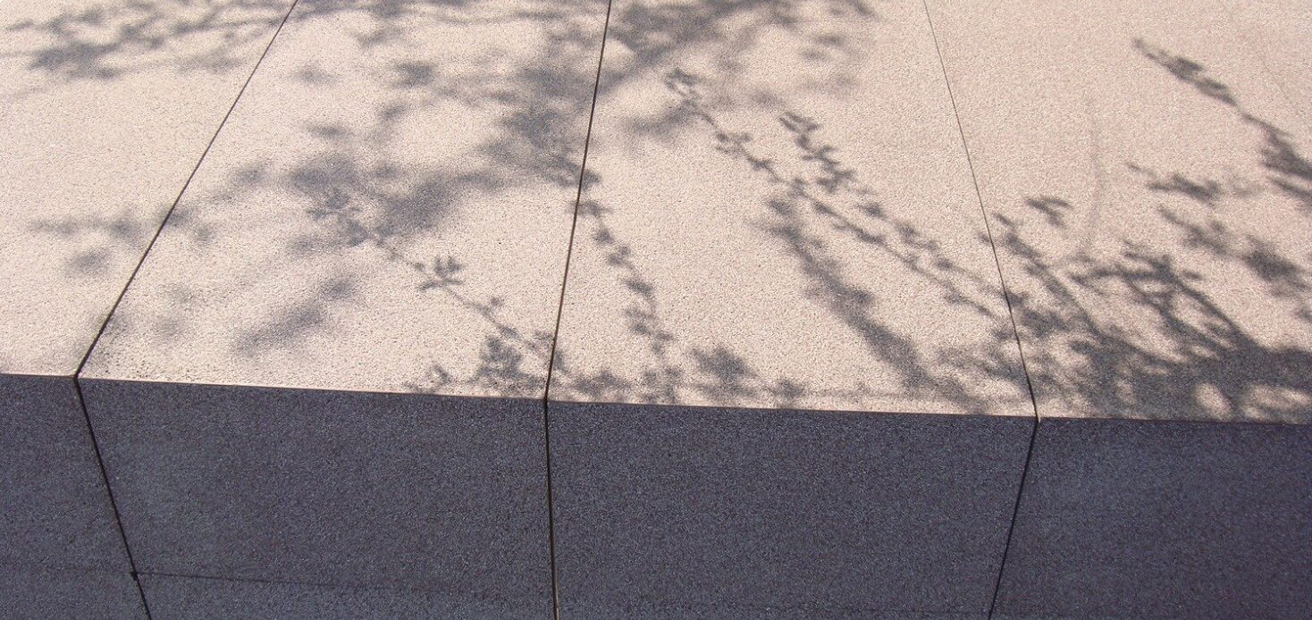 Habillage de façade en dalles minérales Acrytherm.